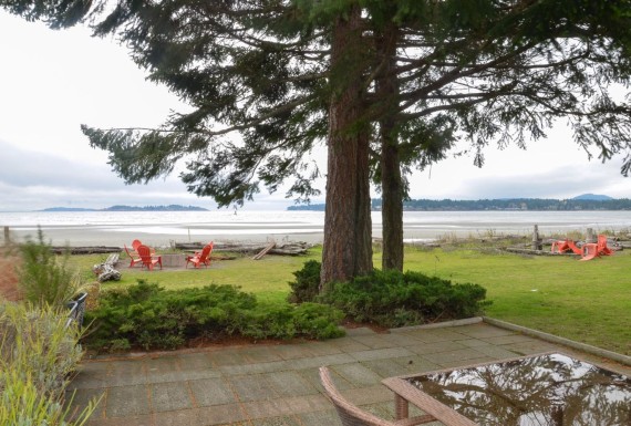 Spacious patio for barbecuing, overlooking Rathtrevor Beach